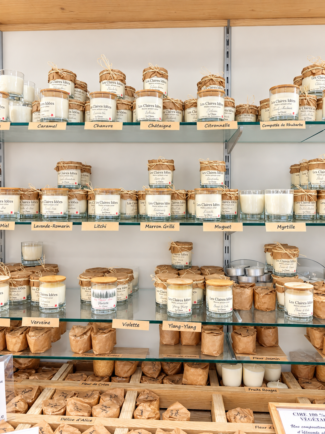Bougies artisanales françaises Les Claires Idées alignées sur les étagères de la boutique à La Clusaz